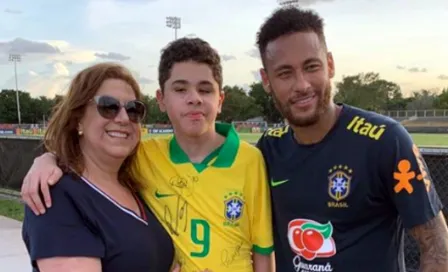 Selección de Brasil protagonizó conmovedor momento junto a niño invidente