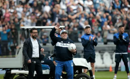 Maradona llenó el estadio en su presentación como DT de Gimnasia y Esgrima