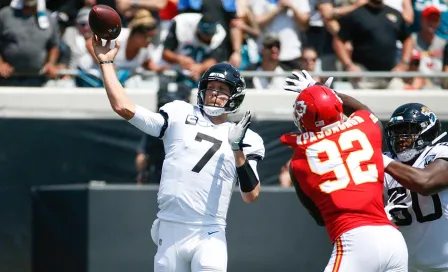 Nick Foles se lesionó en su primer partido con los Jaguars