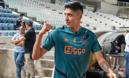 Edson Álvarez regaló su playera a mexicanos tras duelo del Ajax