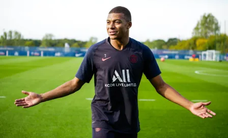 Aficionado que invadió el campo para tomarse foto con Mbappé será castigado