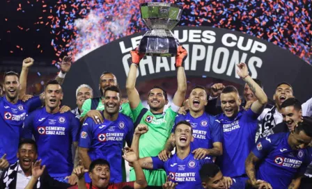 Sin directivos, Cruz Azul se tomó foto con trofeo de la Leagues Cup 