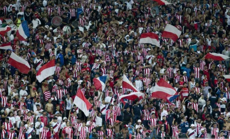 Afición de Chivas genera polémica con manta previo a Clásico vs América