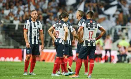 Niña aficionada de Rayados rompió en llanto tras derrota contra Tigres