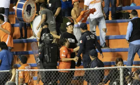 Policía lanzó gas lacrimógeno para detener pelea en el Correcaminos vs Chivas