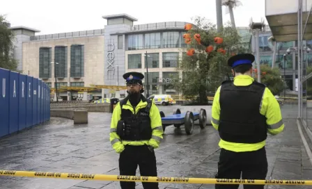 Hombre apuñaló a varias personas en un centro comercial de Manchester