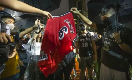 Manifestantes en Hong Kong quemaron camisetas de LeBron James