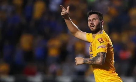 Gignac aprovecha tiempo libre para ver serie de José José