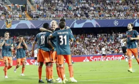 UEFA sancionó al Ajax por daños de sus aficionados en Mestalla