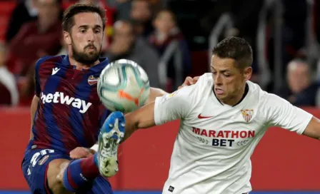 Chicharito, titular en victoria de Sevilla sobre Levante 