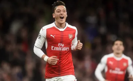 Mesut Özil regresó a las canchas tras un mes de ausencia con el Arsenal