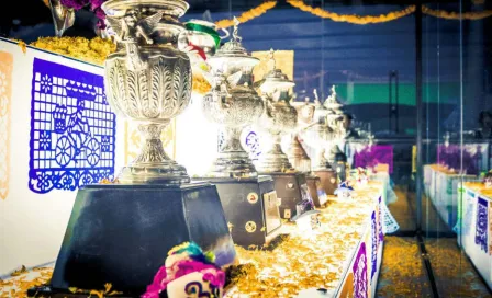 América presumió sus trofeos en su ofrenda de Día de Muertos 