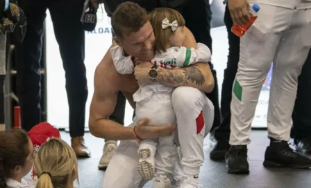 Hija del Canelo lo persignó antes de subir al ring