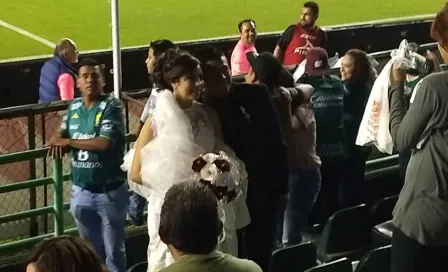 León presumió a pareja de recién casado previo al partido ante Toluca