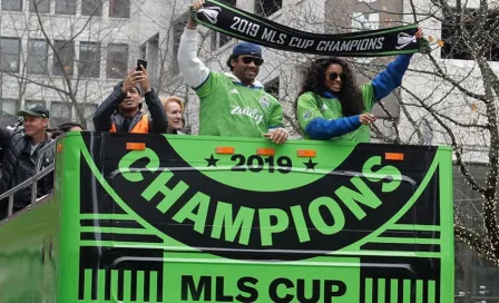 Russell Wilson estuvo en el desfile de Sounders en Seattle