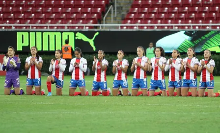 Jugadoras de América y Chivas homenajearon a Jorge Vergara previo al Clásico 