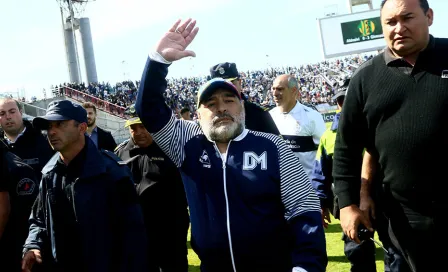 Diego Maradona renunció como entrenador de Gimnasia y Esgrima