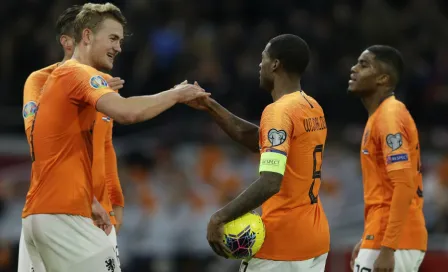 Wijnaldum y Frenkie de Jong se unieron en festejo contra el racismo