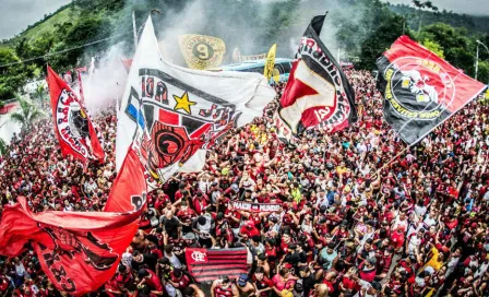 Flamengo viajó a Perú enmedio de una multitudinaria despedida