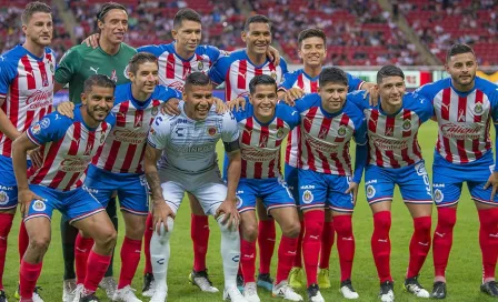 Chivas olvida a Salcido, pero su afición lo ovaciona en el último juego