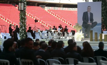 Afición de Chivas hace largas filas para ingresar a la misa en honor a Jorge Vergara