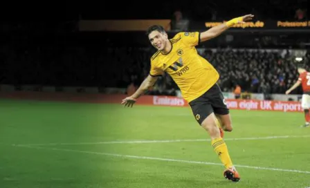 Raúl Jiménez presumió control de Xbox personalizado con los colores de Wolverhampton