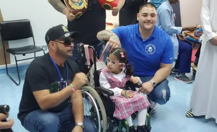 Andy Ruiz regaló dulces a niños de Arabia Saudita