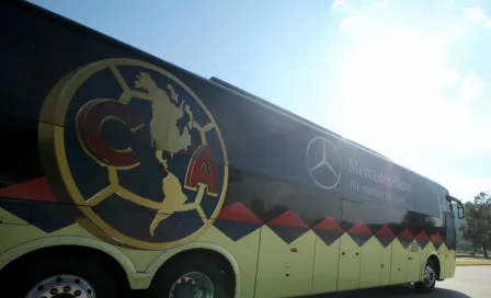 América: Autobús dio 'banquetazo' a la salida del Estadio Morelos