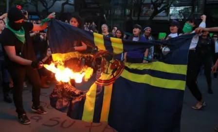 Manifestantes feministas queman bandera del América como protesta