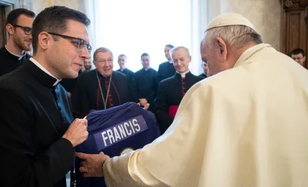 Ravens le regaló un jersey con su nombre al Papa Francisco