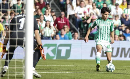 Diego Lainez fue ovacionado por la afición del Real Betis