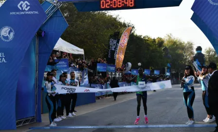 Keniano Evans Korir impuso nuevo récord en Maratón de Monterrey