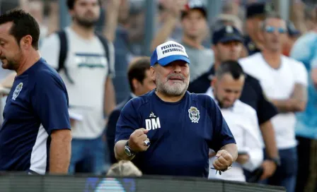 Maradona tropezó luego de que su equipo fallara una clara ocasión de gol