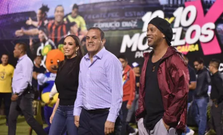 Cuauhtémoc Blanco le dio la bienvenida a Ronaldinho en Morelos