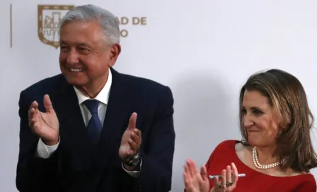 Diputados del PRD rompen piñata de AMLO en su fiesta navideña