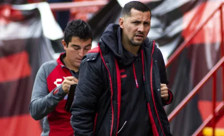 Yasser Corona posó con la playera de Xolos en el Clásico español 