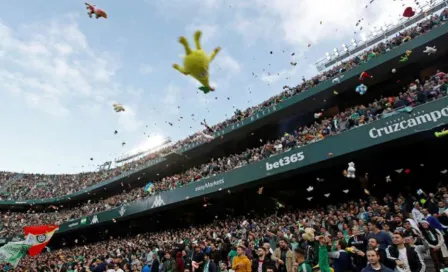 Afición del Betis hizo una lluvia de peluches en el descaso del juego vs Atlético