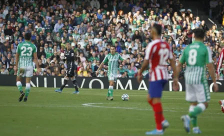 Andrés Guardado, amonestado por reclamos al árbitro al término del Betis vs Atlético