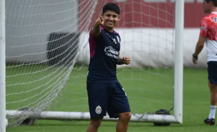 Chofis López visitó a pequeña aficionada de Chivas tras operación