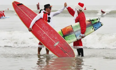 600 surfistas montaron olas vestidos como Santa Claus 