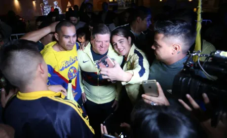 América: Miguel Herrera convivió con aficionados afuera del hotel de concentración