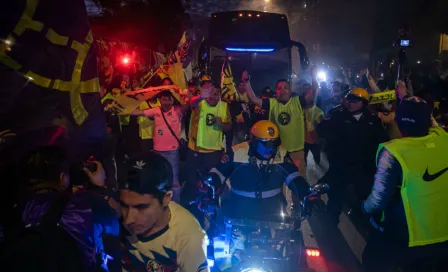 Aficionados hicieron un 'Monumental' pasillo al autobús del América