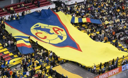 América: Afición apoyó en tribuna con playera ochentera