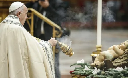 VIDEO: Papa Francisco manotea a una mujer que lo jaló