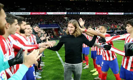 Filipe Luis, homenajeado por la afición del Atlético de Madrid