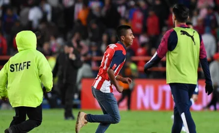 Chivas: Chofis López regaló sus zapatos a espontáneo del juego ante Pachuca