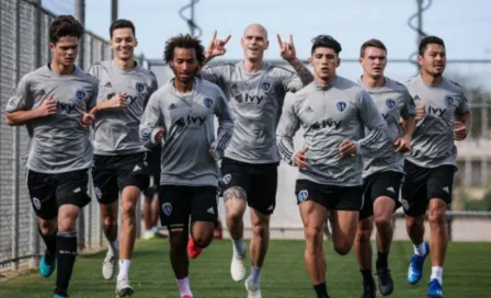 Alan Pulido se lució con golazo de tacón en entrenamiento de Kansas City