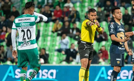 VIDEO: La increíble confusión del árbitro en el Santos vs Pumas de Copa MX