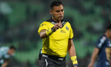 Árbitro que se equivocó en penalti en el Santos vs Pumas fue 'borrado' de la Jornada 3