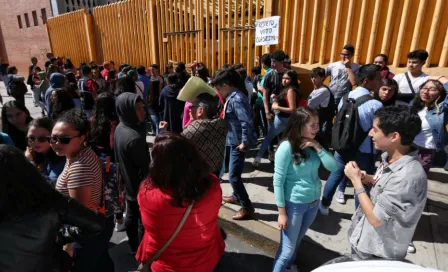 Estudiantes se enfrentaron con encapuchados que mantienen paro en Prepa 9